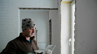 建筑工人在房子里施工。视频素材模板下载