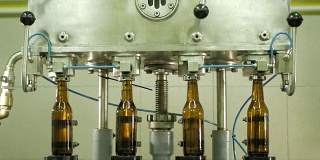 酒精洒在工厂的玻璃瓶里。