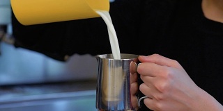 Cinemagraph:咖啡师倒牛奶到一个大壶