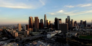 一架无人机从洛杉矶日落地平线上空升空