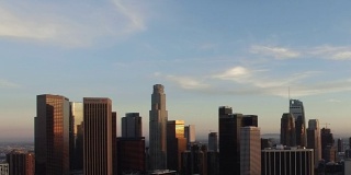 无人机拍摄的一架直升机飞过洛杉矶上空