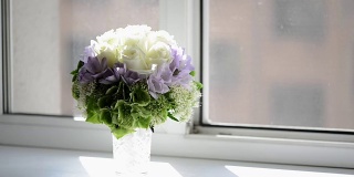 一束白色和紫罗兰的花