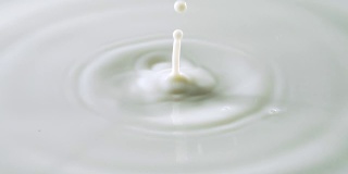 白色牛奶液体表面的水滴和波纹