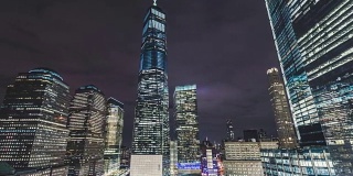 T/L LA PAN照亮的摩天大楼(世界贸易中心一号)在曼哈顿晚上/纽约