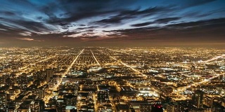 T/L PAN航空全景图芝加哥，从黄昏到夜晚