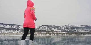 妇女在冬天在冰上进行竞走运动。女孩冬天在冰上训练。运动北欧力量行走运动员准备运动竞赛曝光。