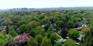 阳光明媚的春日，无人机鸟瞰住宅区。佩勒姆庄园，纽约州威彻斯特县。