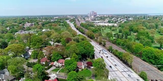 新罗谢尔市中心沿新英格兰高速公路(95号公路)俯瞰住宅区佩勒姆庄园，威彻斯特县。
