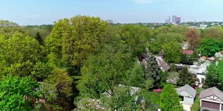 阳光明媚的春日，无人机鸟瞰住宅区。佩勒姆庄园，纽约州威彻斯特县。