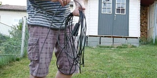 一名男子隔离了一根损坏的割草机电缆