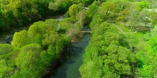 这是纽约州威彻斯特县布朗克斯维尔布朗克斯河公园美丽的航拍视频。