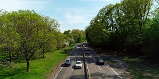 纽约州威彻斯特县布朗克斯维尔附近布朗克斯河公园大道的交通状况。