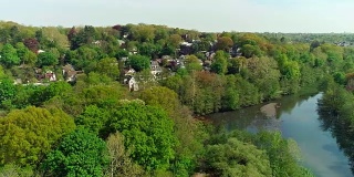 布朗克斯维尔村俯瞰布朗克斯河公园和布朗克斯河的风景鸟瞰图。