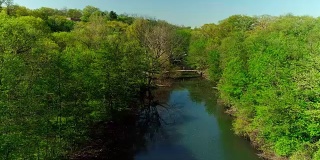这是纽约州威彻斯特县布朗克斯维尔布朗克斯河公园美丽的航拍视频。