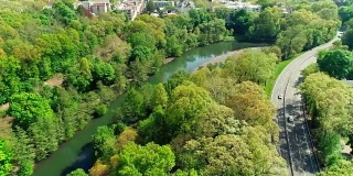 布朗克斯维尔村俯瞰布朗克斯河公园和布朗克斯河的风景鸟瞰图。