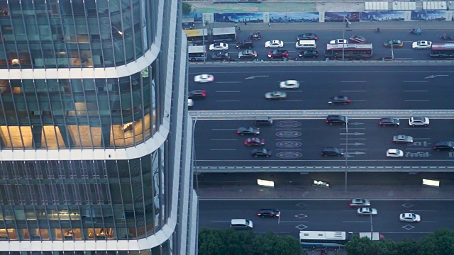 北京，中国- 2018年5月9日:北京商业建筑，街道交通，汽车，设计和建筑