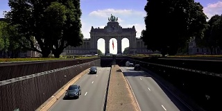 早上在布鲁塞尔五泉镇公园隧道。汽车在标志性的凯旋门纪念碑前行驶
