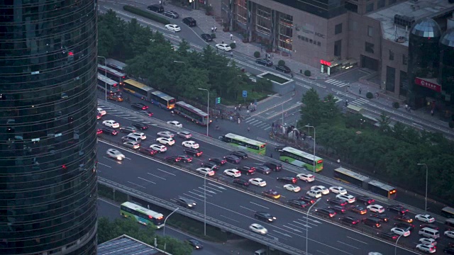 北京，中国- 2018年5月9日:北京街头交通，汽车和道路，Ariel拍摄