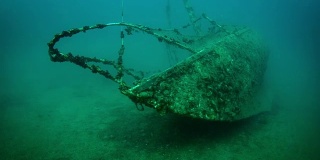 旧的水下沉没的帆船沉船覆盖在珊瑚和鱼。