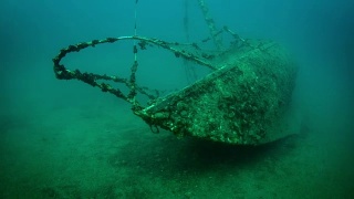 旧的水下沉没的帆船沉船覆盖在珊瑚和鱼。视频素材模板下载