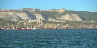 俄罗斯大型港口，货物和石油码头。船进了港口。