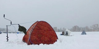 冬季在西伯利亚捕鱼-渔民的帐篷在冰Ob水库在新西伯利亚，俄罗斯