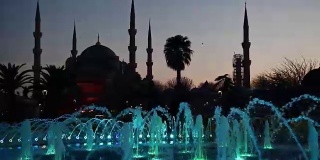照亮苏丹艾哈迈德清真寺蓝色清真寺日出前，傍晚的喷泉。土耳其伊斯坦布尔