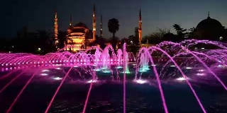 照亮苏丹艾哈迈德清真寺蓝色清真寺日出前，傍晚的喷泉。土耳其伊斯坦布尔