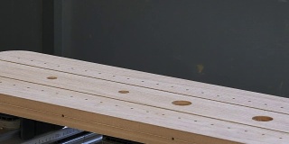 木工数控铣床用于工业家具的生产。