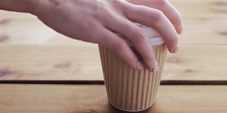 用手在咖啡中加入糖并搅拌