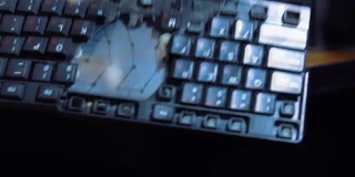 不合适的电脑键盘。工作台的角度坏了。