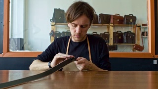 皮匠制造皮带的过程车间坦纳。视频素材模板下载