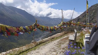 在尼泊尔挥舞祈祷旗视频素材模板下载