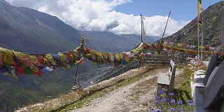 在尼泊尔挥舞祈祷旗