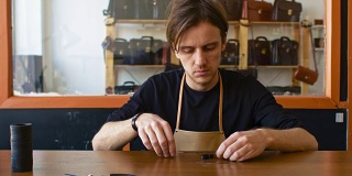 皮匠制造皮带的过程车间坦纳。
