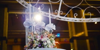 美丽的婚礼蛋糕装饰蜡烛在婚宴上。