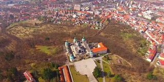 镜头飞过斯瓦塔霍拉(圣山)上的教堂。在中欧最古老和最重要的玛丽安朝圣地。捷克共和国普里布拉姆附近的文艺复兴早期地标。