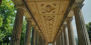 斯坦尼康镜头:德国柏林Alte Nationalgalerieon国家博物馆的柱廊
