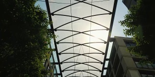 建筑物之间的玻璃遮雨棚，以防止风雨和日晒。现代建筑的舒适性