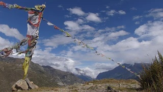 在尼泊尔挥舞祈祷旗视频素材模板下载