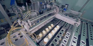 工厂机制是重新安置冰淇凌华夫饼杯内的金属轨道