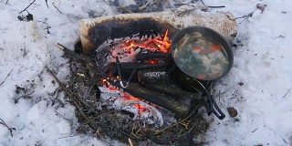 旅游中，鱼汤是煮在木桩上的