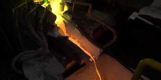 冶金生产。熔化的金属正从炉中倾倒出来，滚烫的液体非常危险
