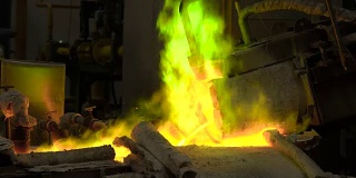 在钢厂进行热浇钢。在机架内，熔化的金属通过特殊的通道浇注，用专用的机器进一步轧制。现代冶金工业