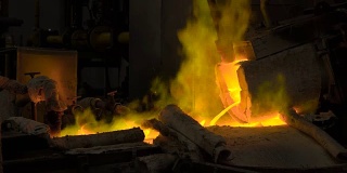 在钢厂进行热浇钢。在机架内，熔化的金属通过特殊的通道浇注，用专用的机器进一步轧制。现代冶金工业