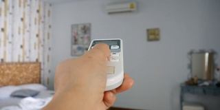 在家里使用空调遥控器。