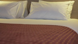 特大号床上的枕头视频素材模板下载