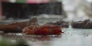 铁板烧师傅烹饪虾的慢动作镜头