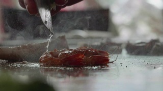 铁板烧师傅烹饪虾的慢动作镜头视频素材模板下载