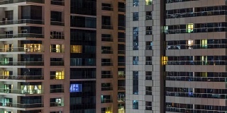 美丽的摩天大楼的窗户在晚上的时间流逝